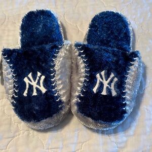 New York Yankees Fuzzy Slippers